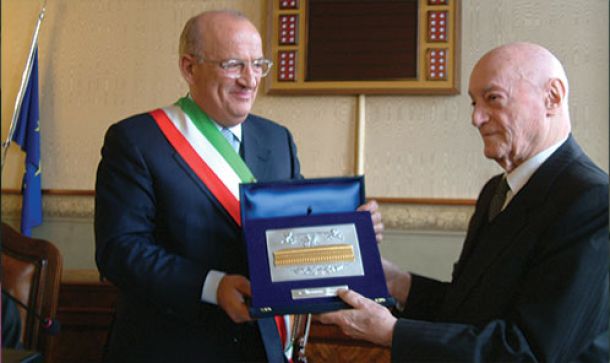 giovanni bersani in abito elegante premiato, a sinonimo del suo prestigio sociale