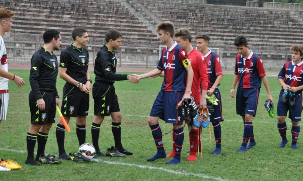 Torneo Arpad Weisz: giocatori in campo senza scarpe in solidarietà con i migranti